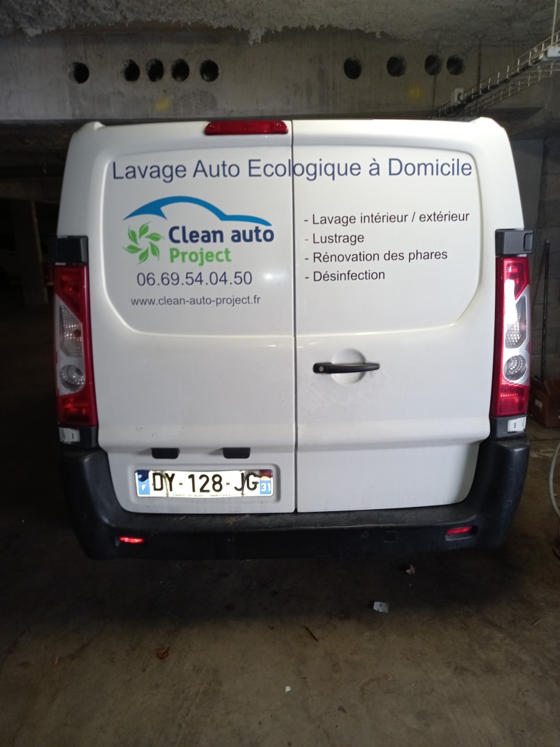 Publicité adhésive sur le véhicule utilitaire de la société Clean Auto Project
